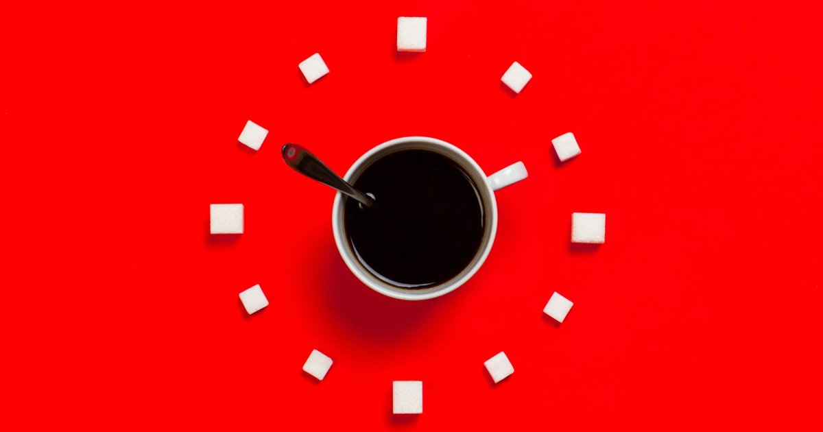 Una tazzina di caffè espresso accanto a un orologio che segna il pomeriggio, simboleggiando l'orario limite per la caffeina.