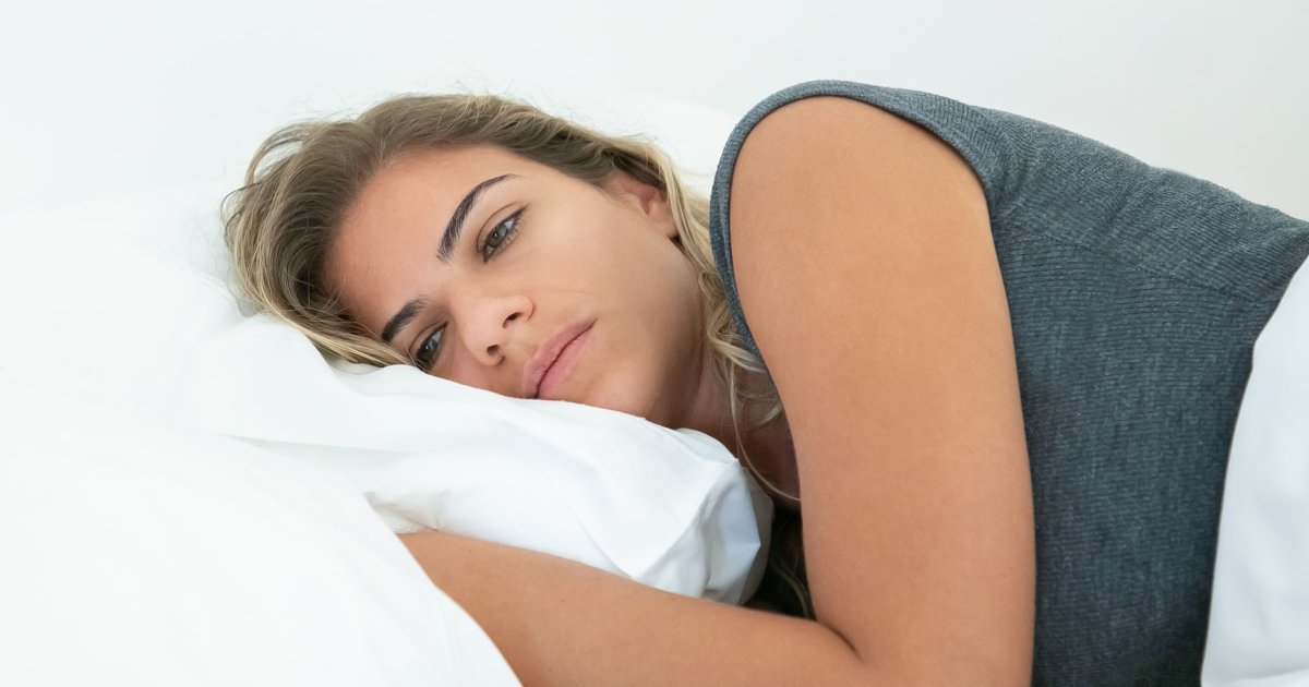 Uomo che dorme nel letto e russa, spiegazione del meccanismo delle vie aeree superiori ostruite
