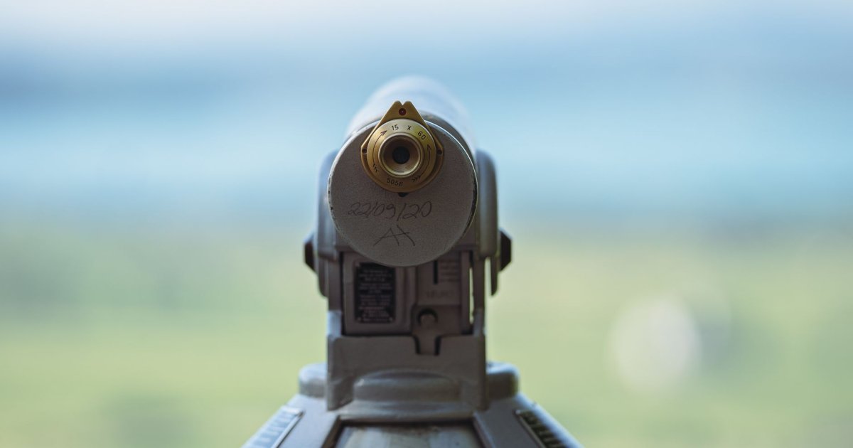 Un bite anti-russamento trasparente poggiato su un comodino accanto a un bicchiere d'acqua, atmosfera notturna rilassante.