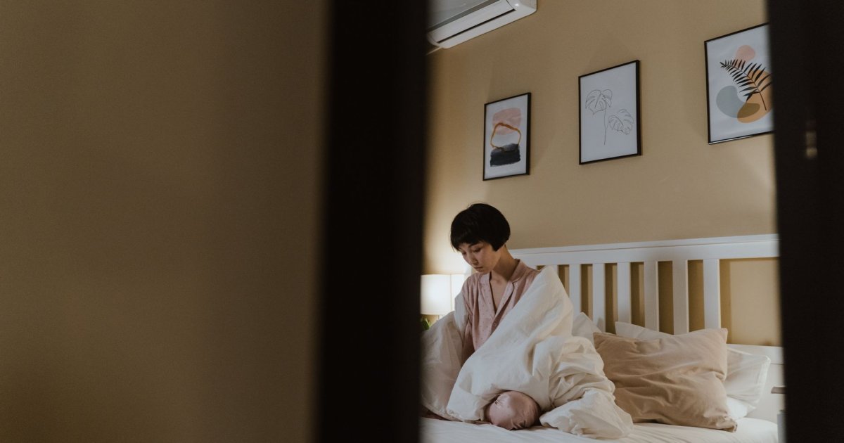 Camera da letto fresca e accogliente con lenzuola leggere ideale per favorire un sonno profondo e rigenerante.
