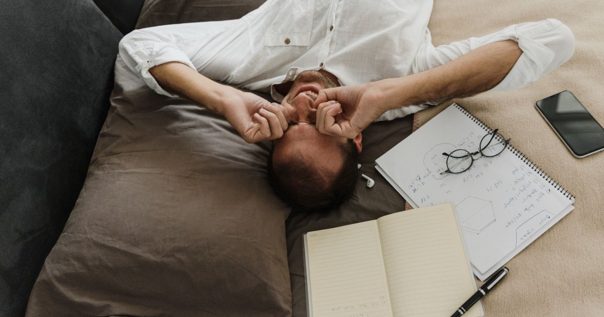 Uomo adulto che cammina sonnambulo di notte in corridoio, con lo sguardo perso nel vuoto